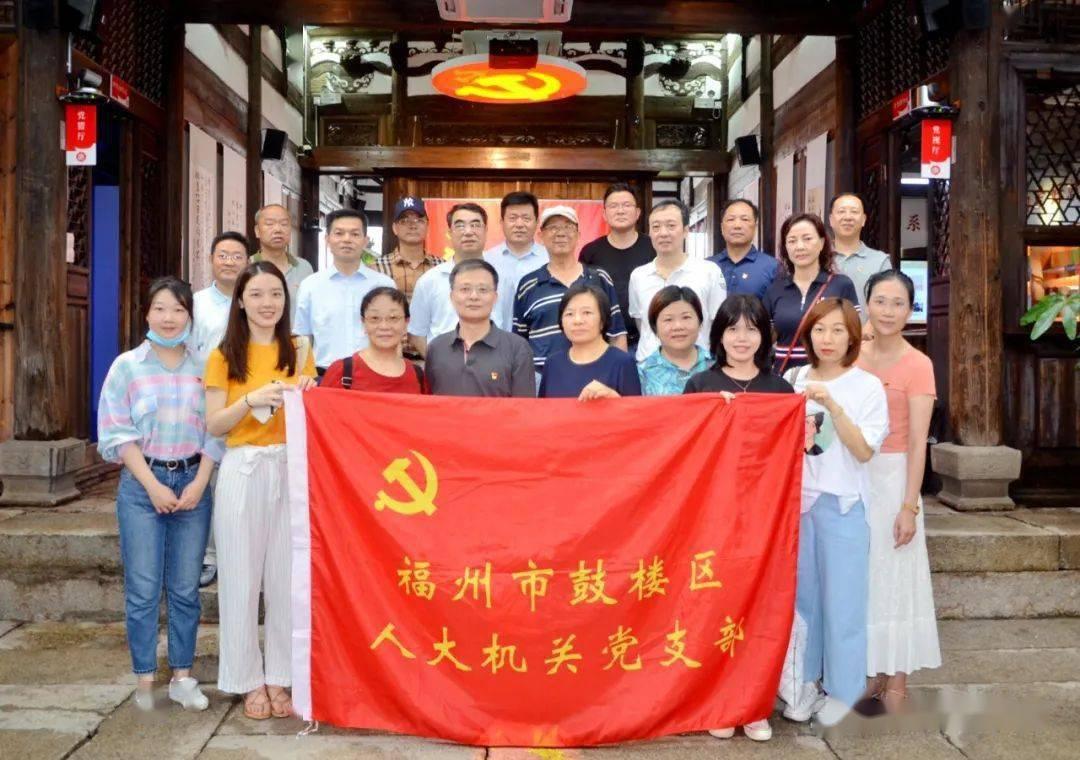 孙女开车1600公里到家,爷爷一路打电话,站在家门口久久等待